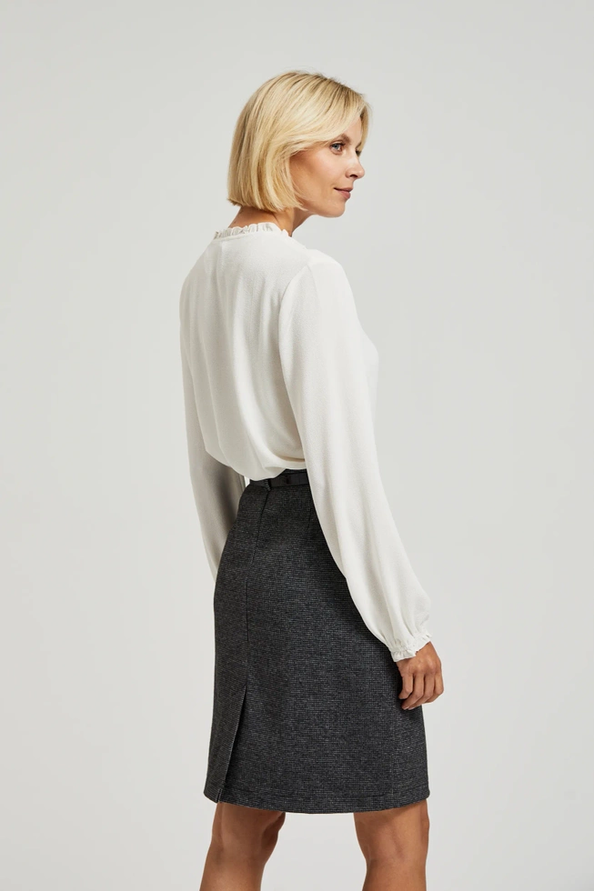 Koszula z wiązaniem na dekolcie i bufiastymi rękawami biała