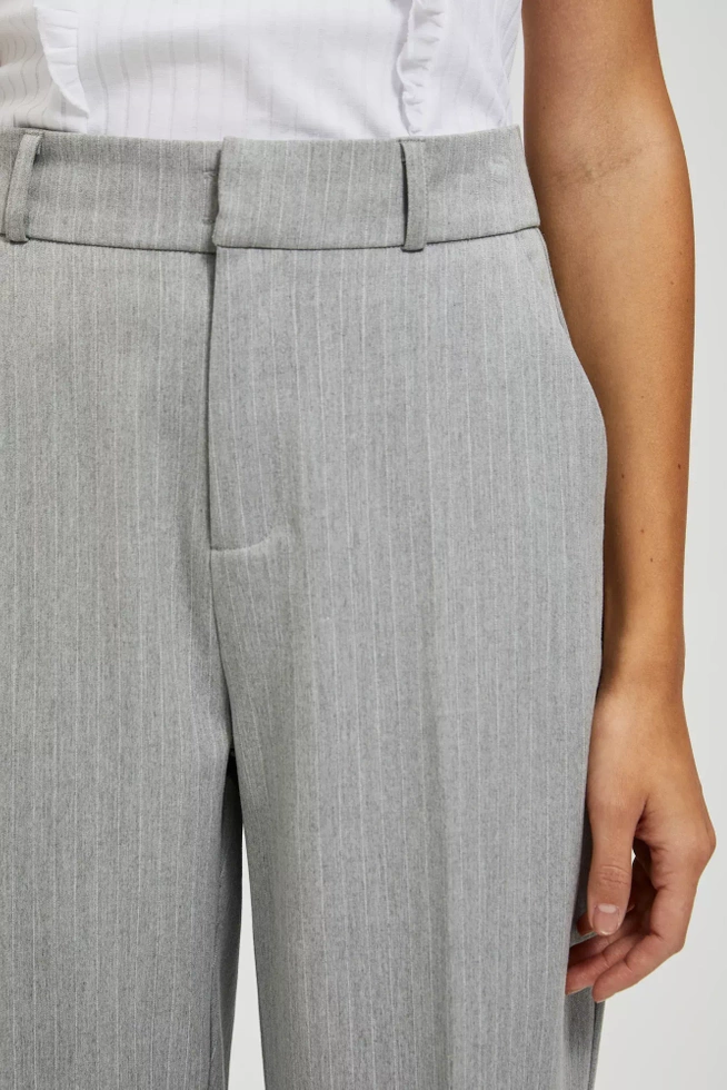 Garniturowe spodnie z prostymi nogawkami i kieszeniami szare