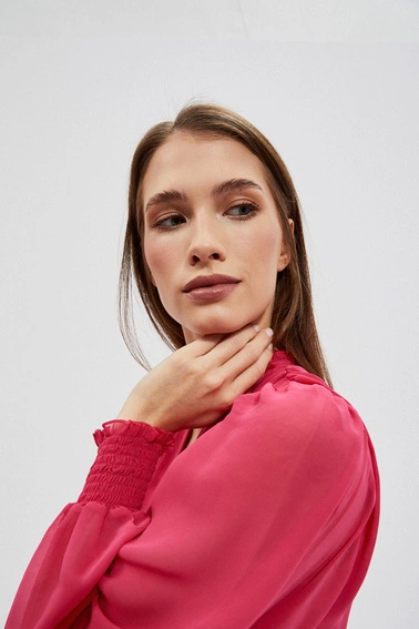 Sukienka z falbaną i bufiastymi rękawami