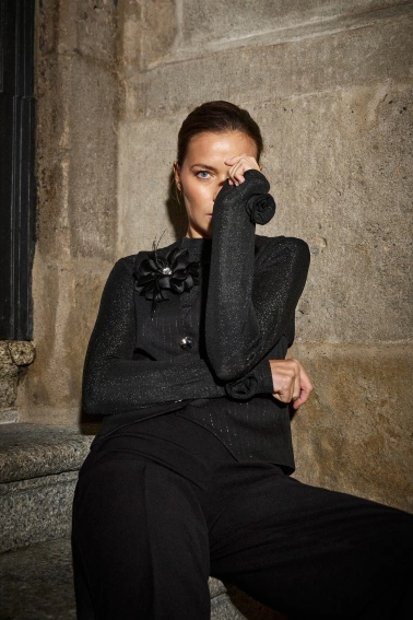 Bluzka z ozdobnymi rękawami czarna