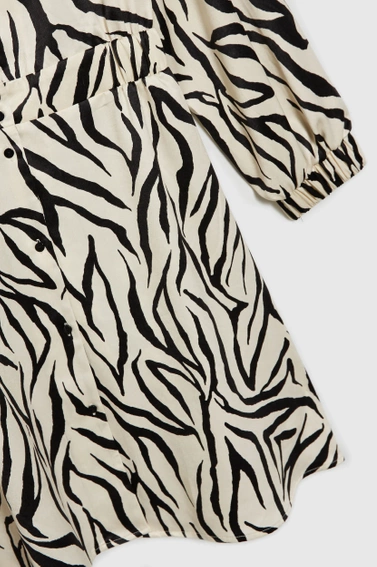 Sukienka beżowa z bufiastymi rękawami i zwierzęcym wzorem