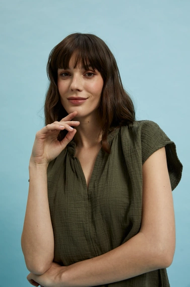 Bawełniana koszula z dekoltem w serek oliwkowa