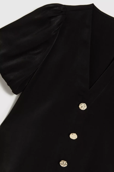 Koszula z bufiastymi rękwami i ozdobnymi guzikami czarna