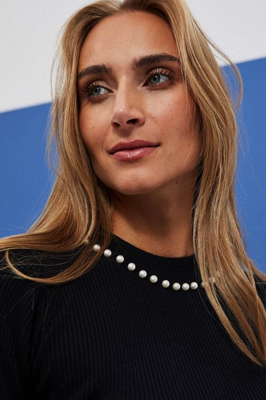 Sweter z ozdobnymi perełkami