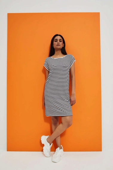 Prosta sukienka w paski