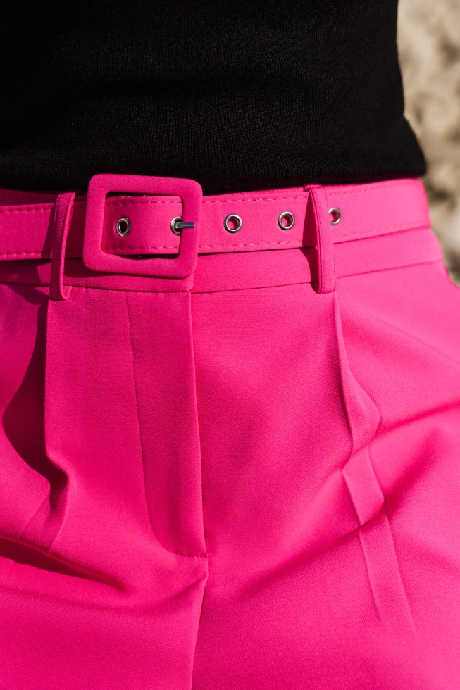 Szorty z paskiem fuksjowe