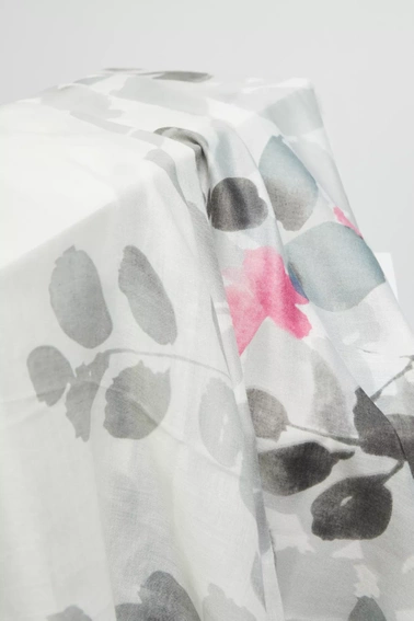 Szal z roślinnym nadrukiem szary