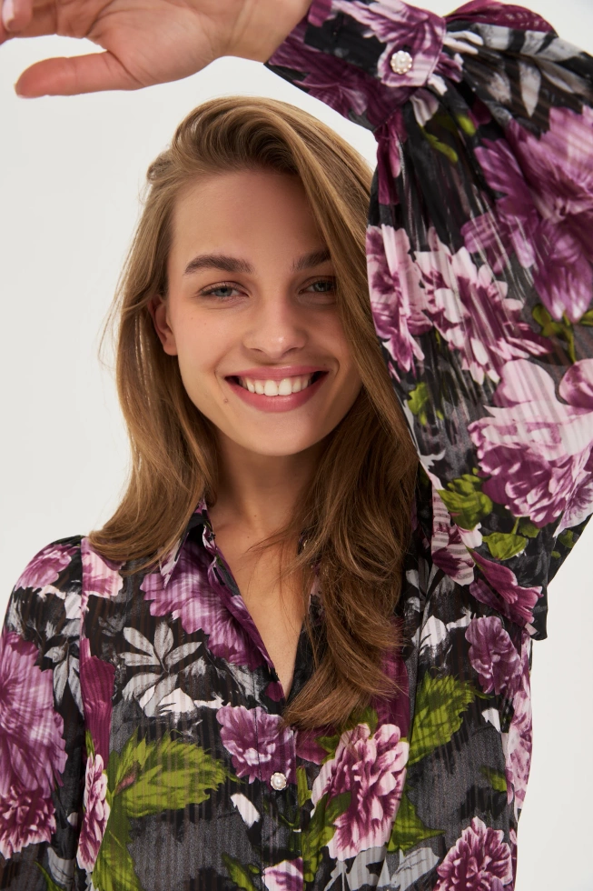 Koszula w kwiaty z bufiastymi rękawami czarna