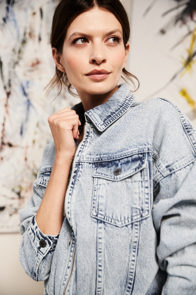 Jeansowa kurtka zapinana na zamek niebieska