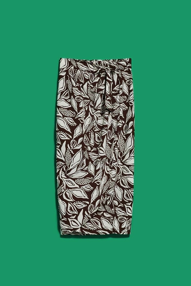 Wzorzysta spódnica z wiązaniem w pasie