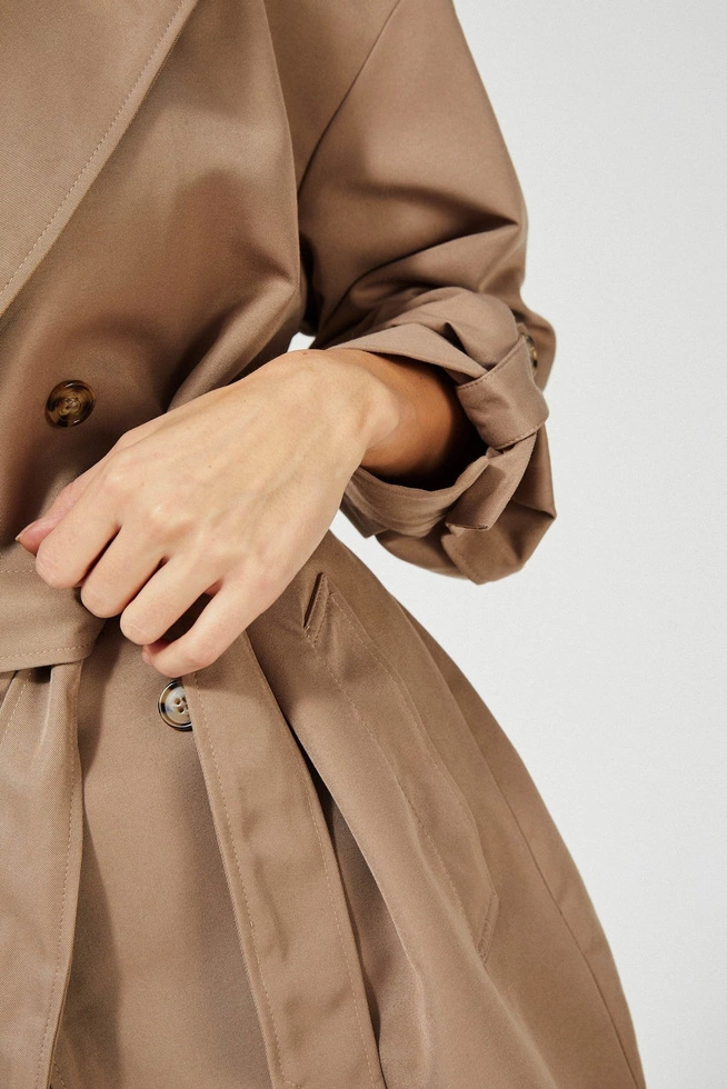 Trencz dwurzędowy z paskiem w kolorze beżowym