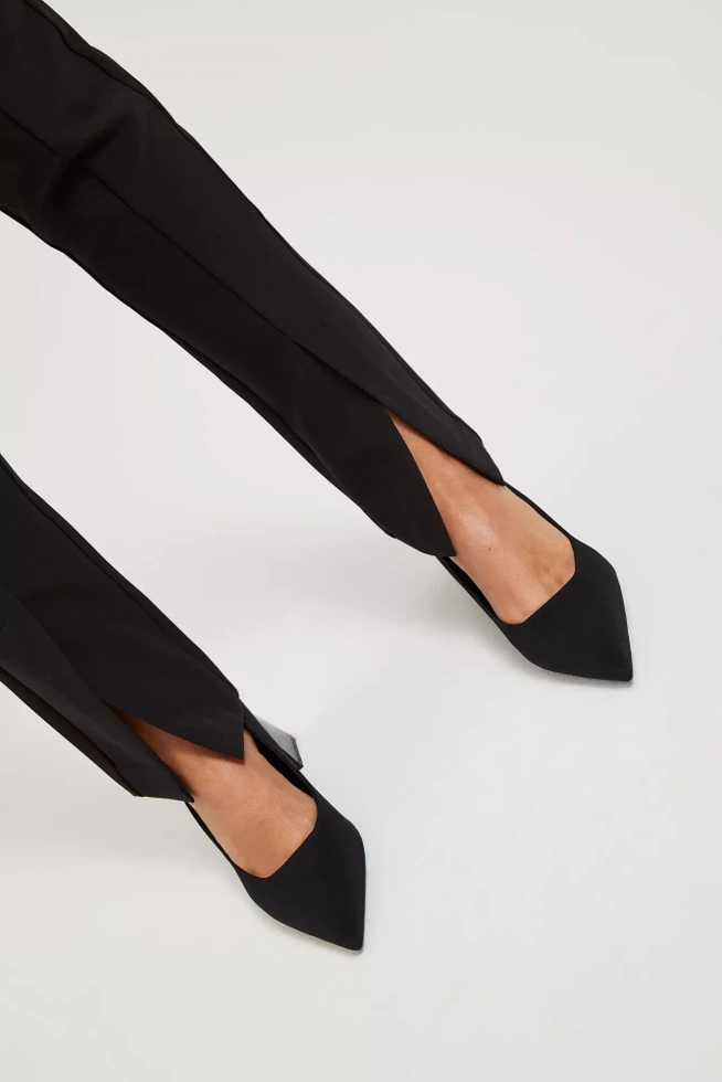 Spodnie w kant z rozcięciem