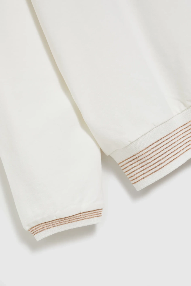 Bluzka z dekoltem ozdobionym paskami biała