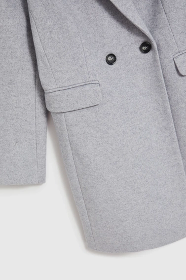 Prosty płaszcz zapinany na guziki szary