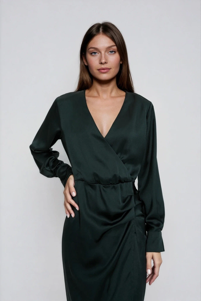 Sukienka z marszczeniem na biodrach zielona