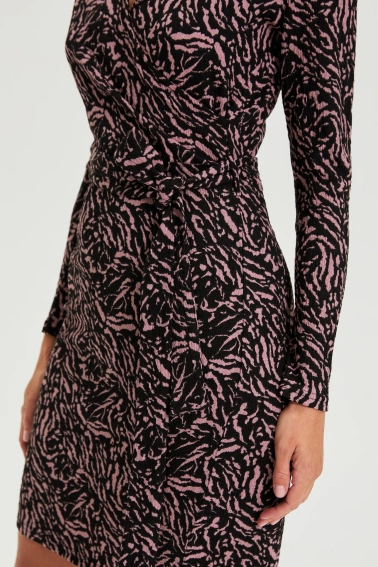 Dopasowana sukienka czarna