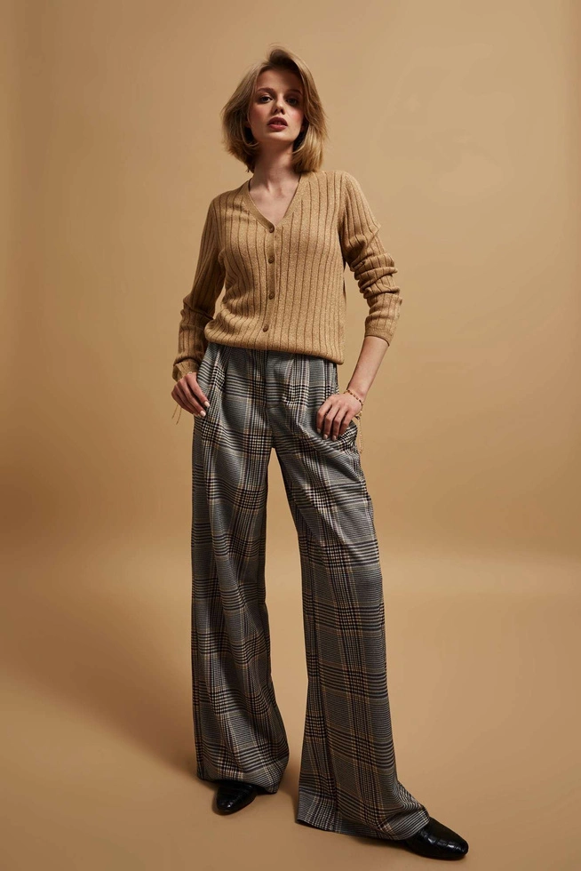 Spodnie w kratę z szerokimi nogawkami