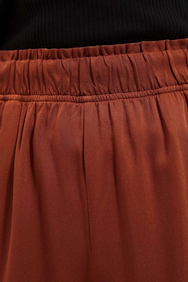 Gładkie szorty z gumą w talii 