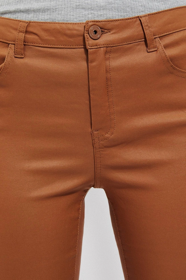 Woskowane spodnie o dopasowanym kroju karmelowe