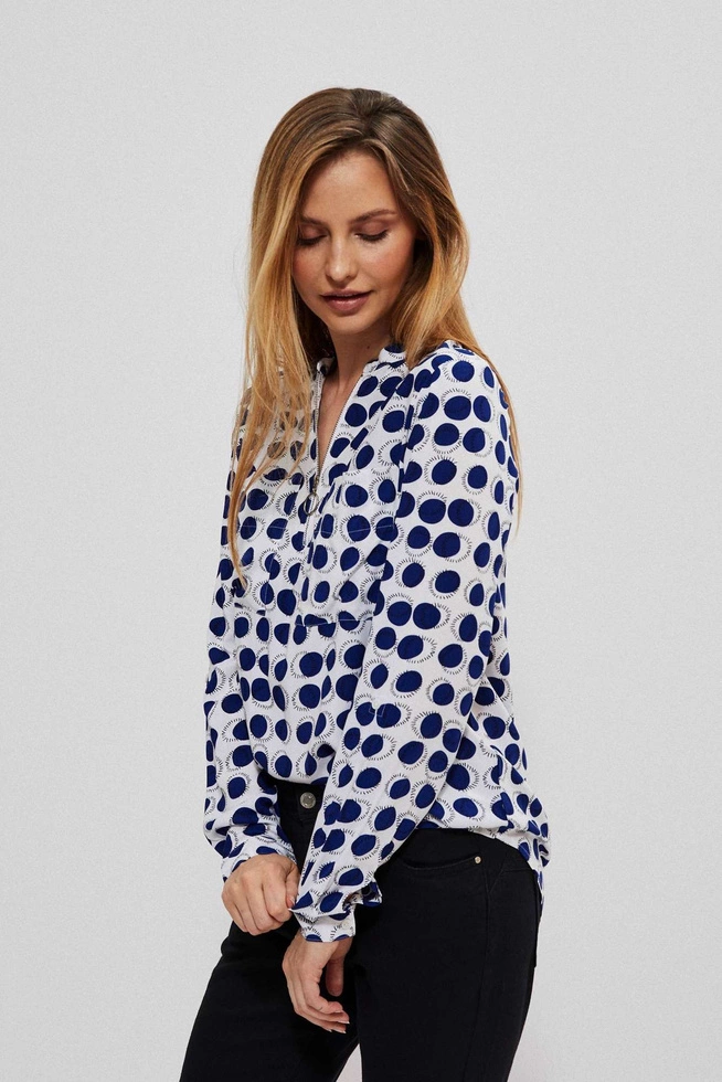Ozdobna koszula w niebieskie kropki z zamkiem na dekolcie biała