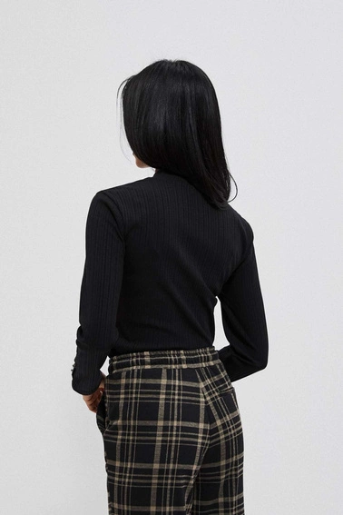 Bluzka z prążkowanej dzianiny z półgolfem czarna