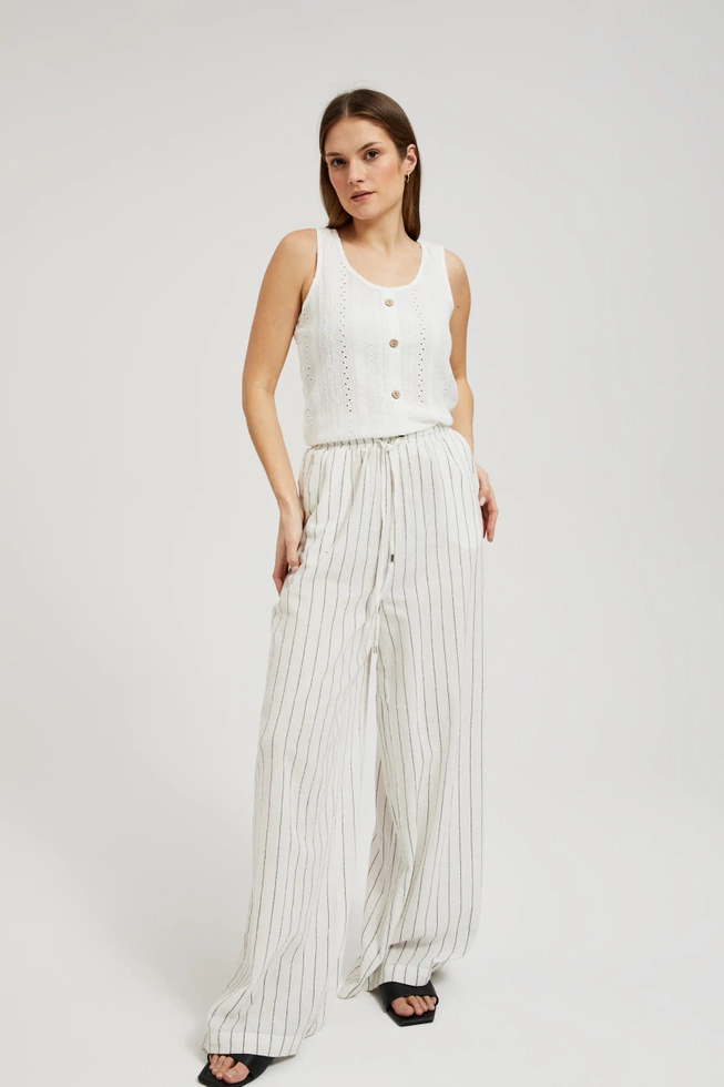 Ażurowy top z guzikami biały