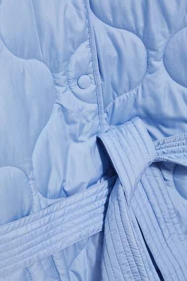 Pikowna kurtka z paskiem w talii błękitna