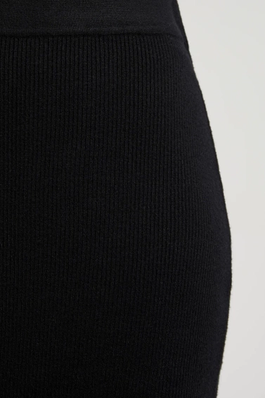 Dzianinowa spódnica o ołówkowym fasonie czarna 