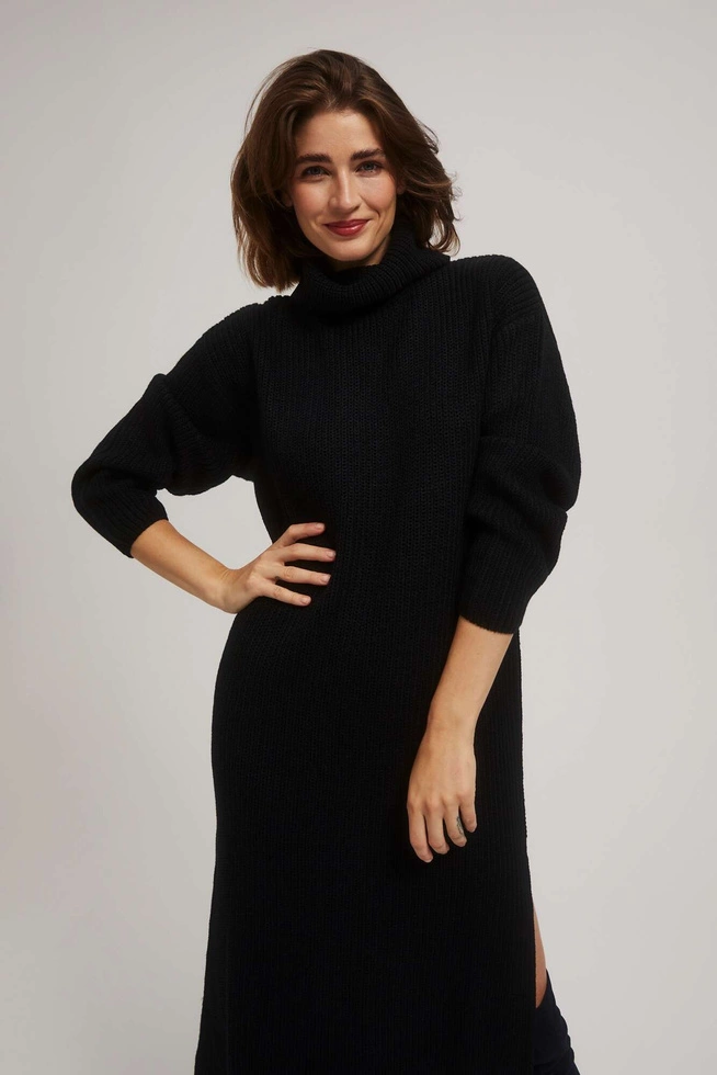 Swetrowa sukienka z golfem czarna