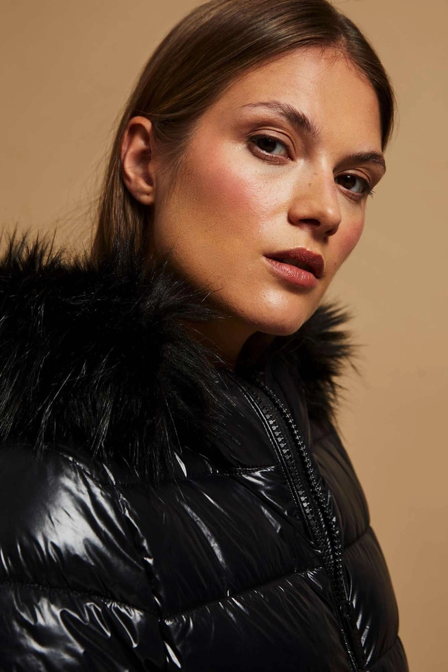 Pikowana kurtka z futrzanym kapturem