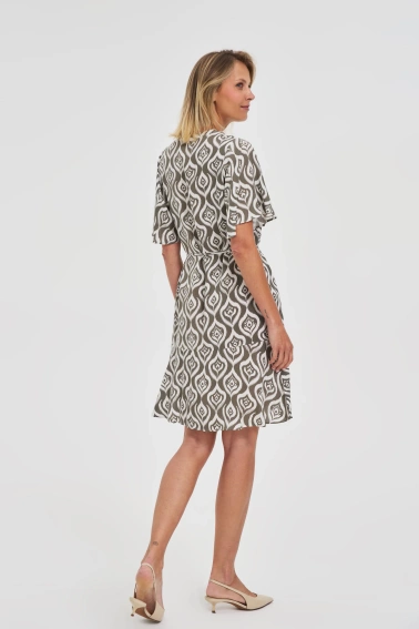 Wzorzysta sukienka oliwkowa