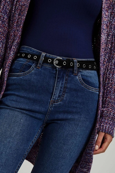 Pasek z ozdobną klamrą w kolorze srebrnym czarny