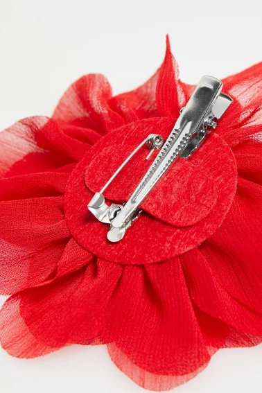 Broszka z tkaninowym kwiatem czerwona