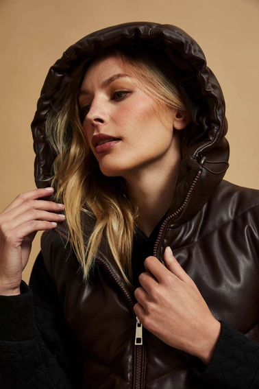 Pikowana kamizelka z kapturem brązowa