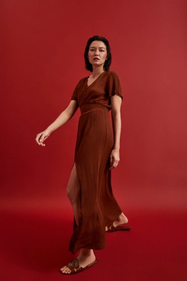 Wiskozowa sukienka z gumą w pasie brązowa