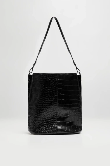 Torebka ozdobiona wężowym wzorem czarna 