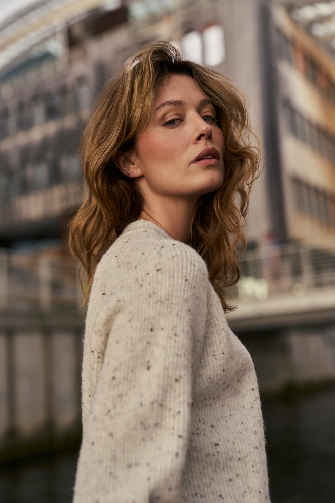 Sweter o prostym fasonie ecru