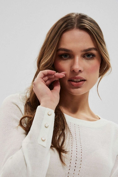 Sweter z ażurowym zdobieniem perłowy