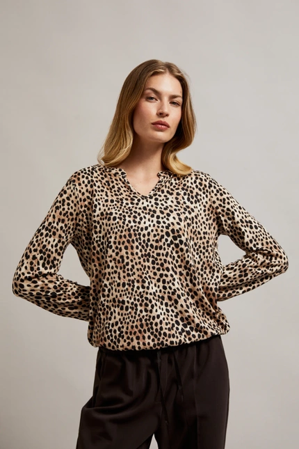 Sweter w zwierzęcy wzór beżowy