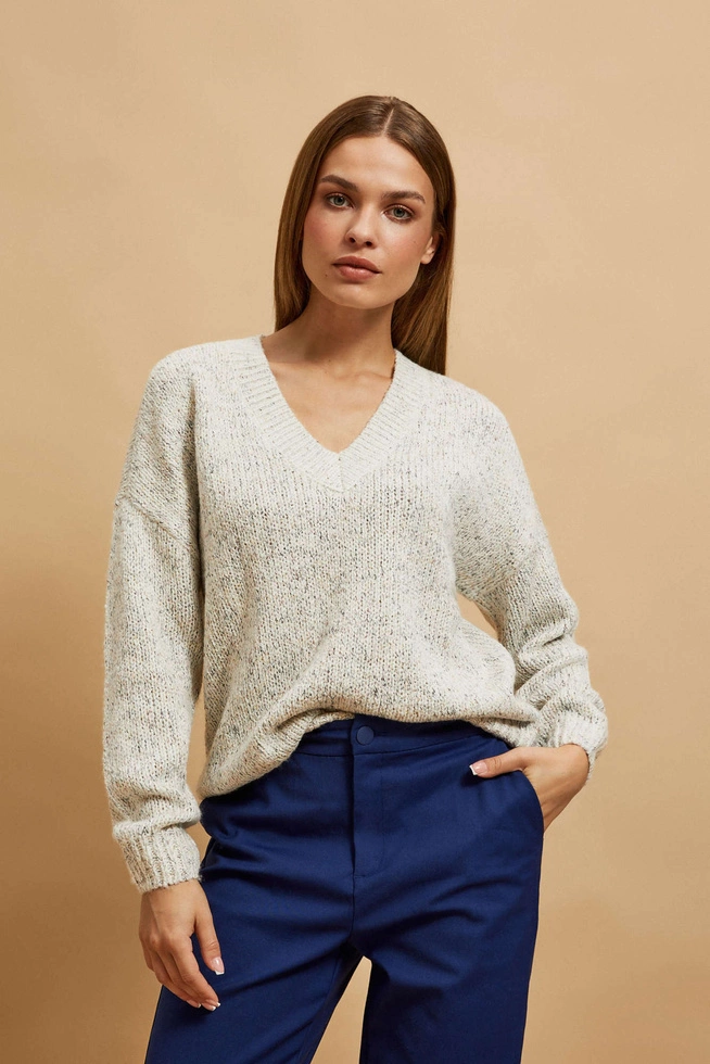 Sweter z dekoltem w serek i długimi rękawami perłowy