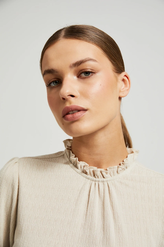 Bluzka z falbaną na dekolcie beżowa