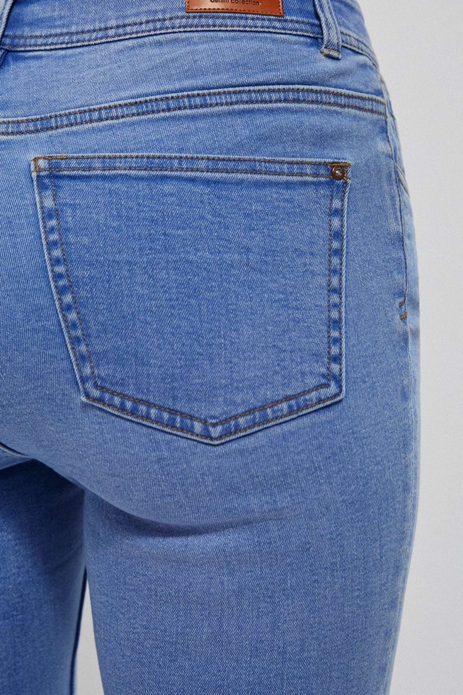 Jeansy medium waist z guzikami na nogawkach niebieskie