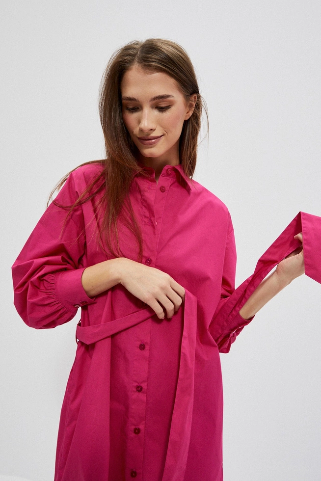 Koszulowa sukienka z paskiem w talii