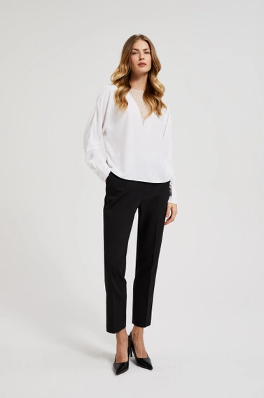 Koszula z ręcznie doszytymi koralikami na dekolcie biała