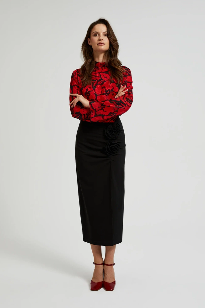 Spódnica z ozdobną różą i rozcięciem czarna