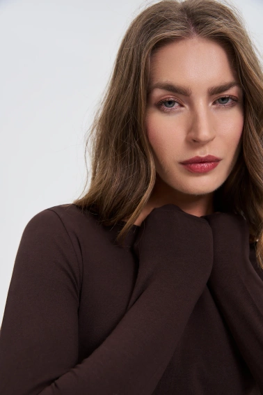 Dopasowana bluzka z długimi rękawami brązowa