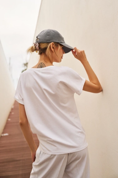 T-shirt z napisem biały