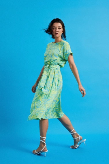 Sukienka z wiązaniem w talii turkusowa