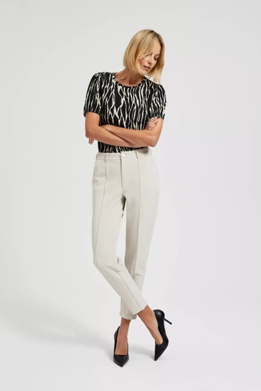 Elegnackie spodnie z nogawkami w kant i kieszeniami beżowe