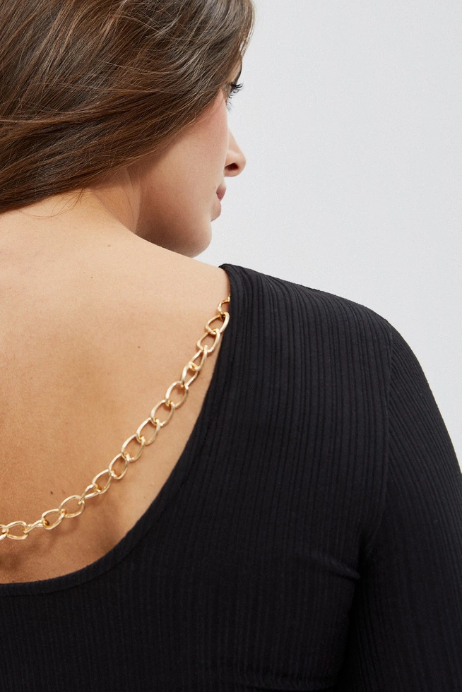 Bluzka z dekoltem na plecach i ozdonym łańcuszkiem